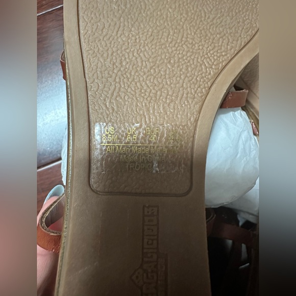 BRAND NEW FERGALICIOUS SANDALS - Picture 2 of 5